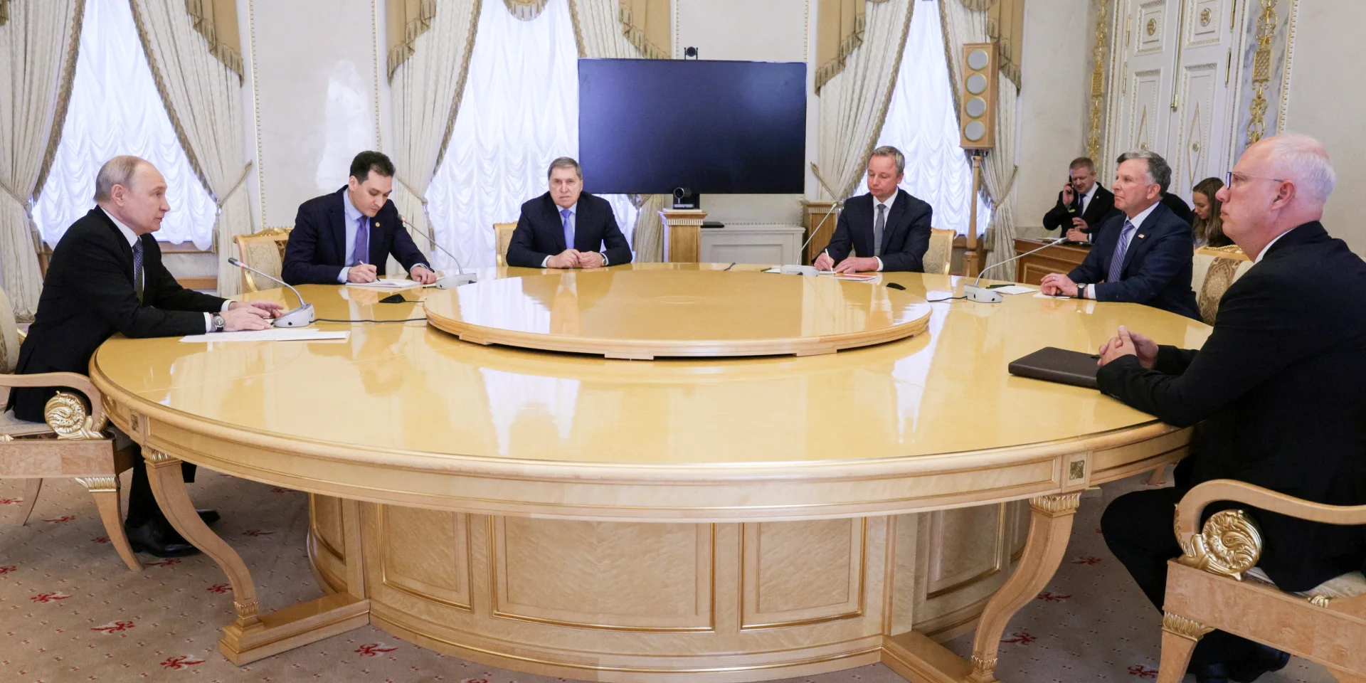 Президент Володимир Зеленський обговорює пропозиції демілітаризації територій