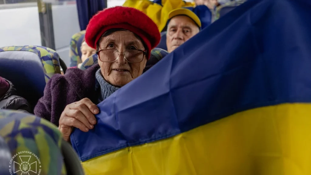 Громадяни України під час евакуації з Олешок