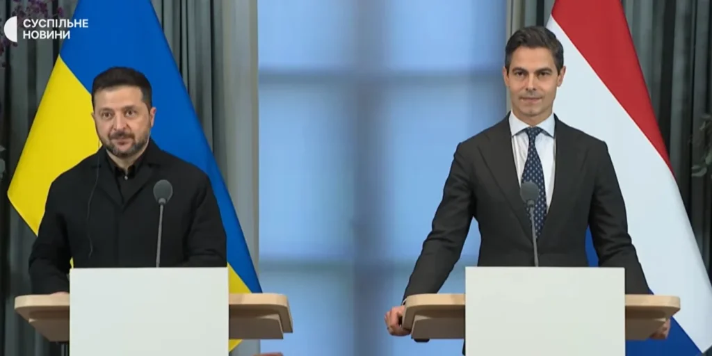 Прем'єр-міністр Нідерландів Роб Єттен оголошує про пакет допомоги Україні.