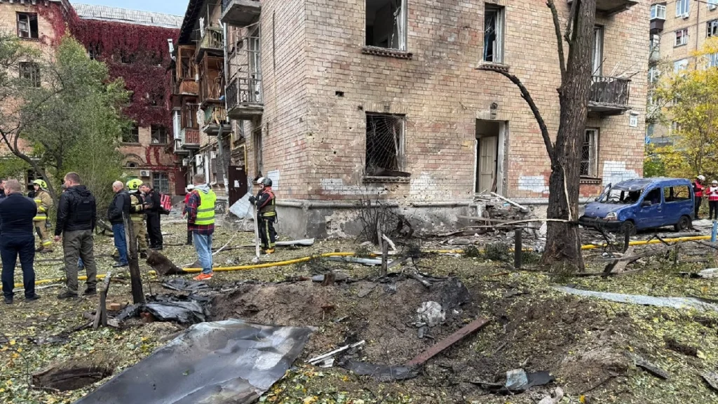 Наслідки падіння безпілотного літального апарату в Печерському районі Києва