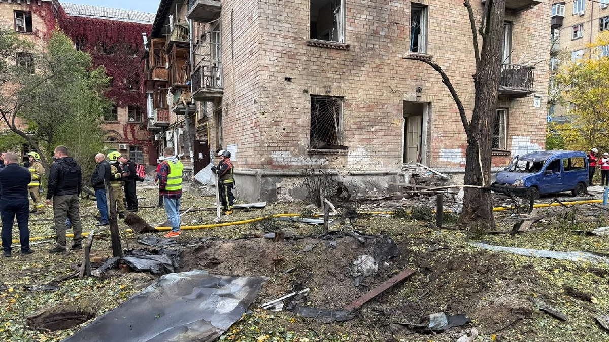 Наслідки падіння безпілотного літального апарату в Печерському районі Києва