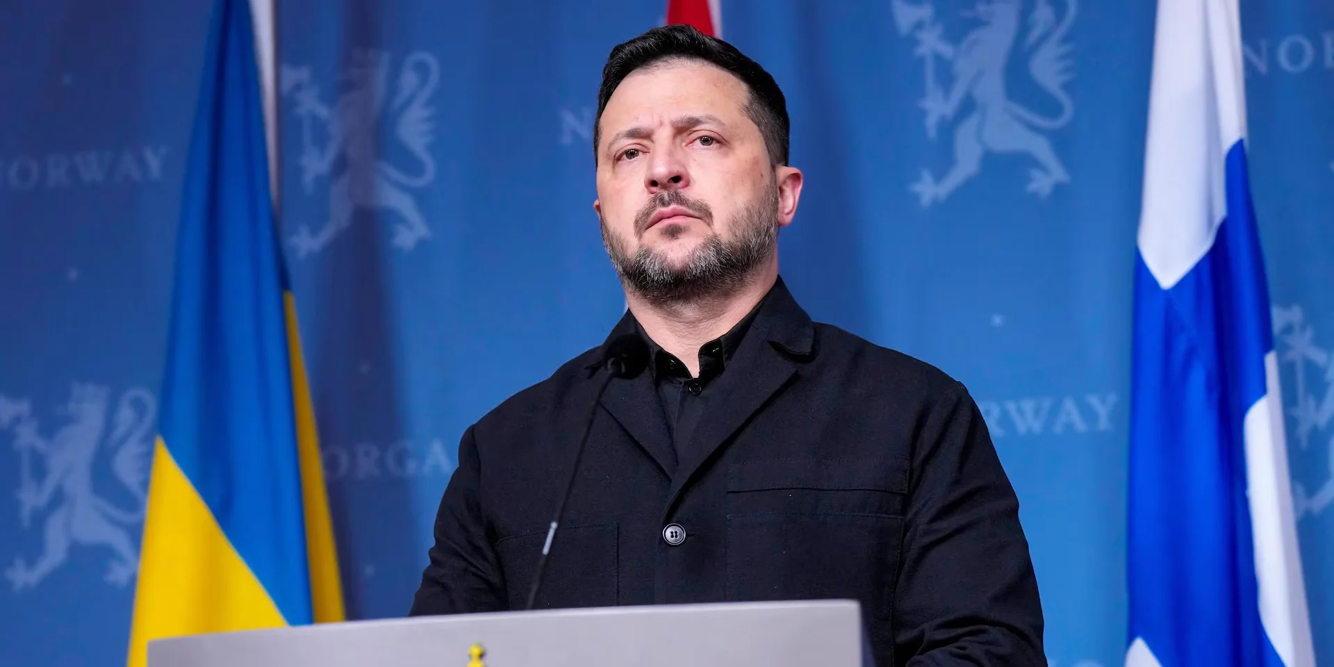 Президент України підписує документи про санкції проти російського ВПК.