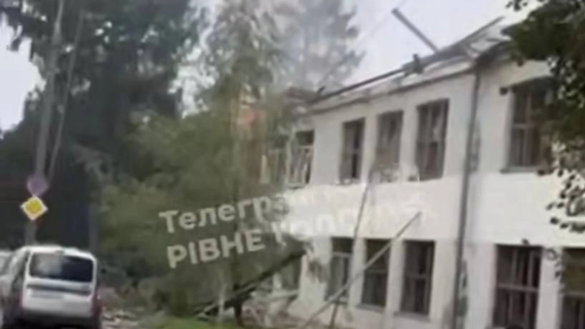 Наслідки влучання безпілотника у навчальний заклад в Рівному