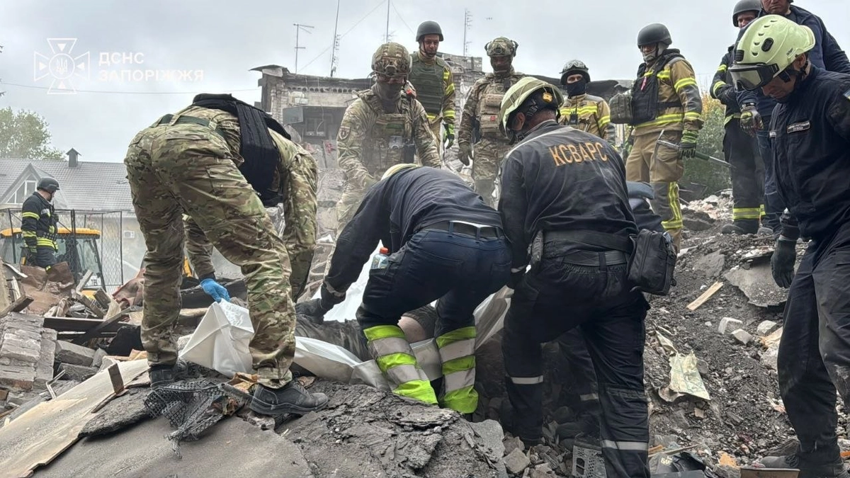 Наслідки авіаудару по житловому будинку у Запоріжжі, пошуково-рятувальні роботи.