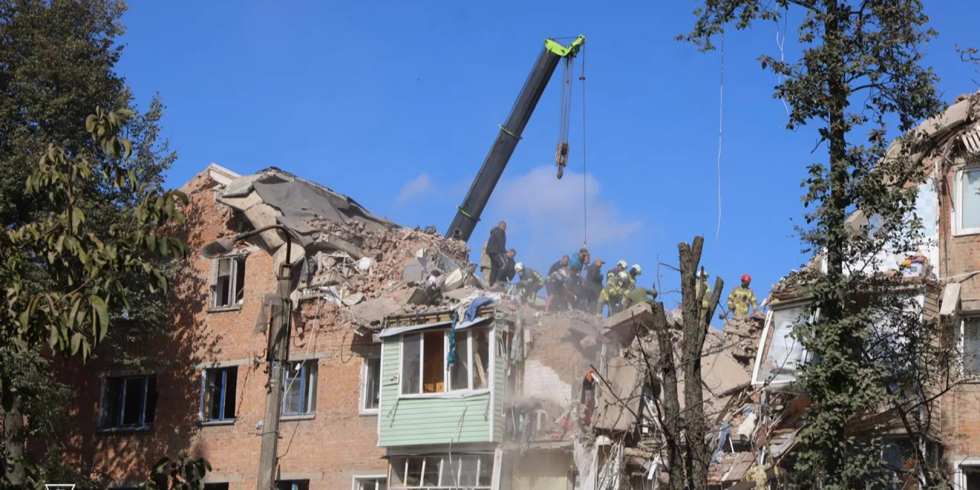 Наслідки ракетного удару по житловому будинку в Прилуках