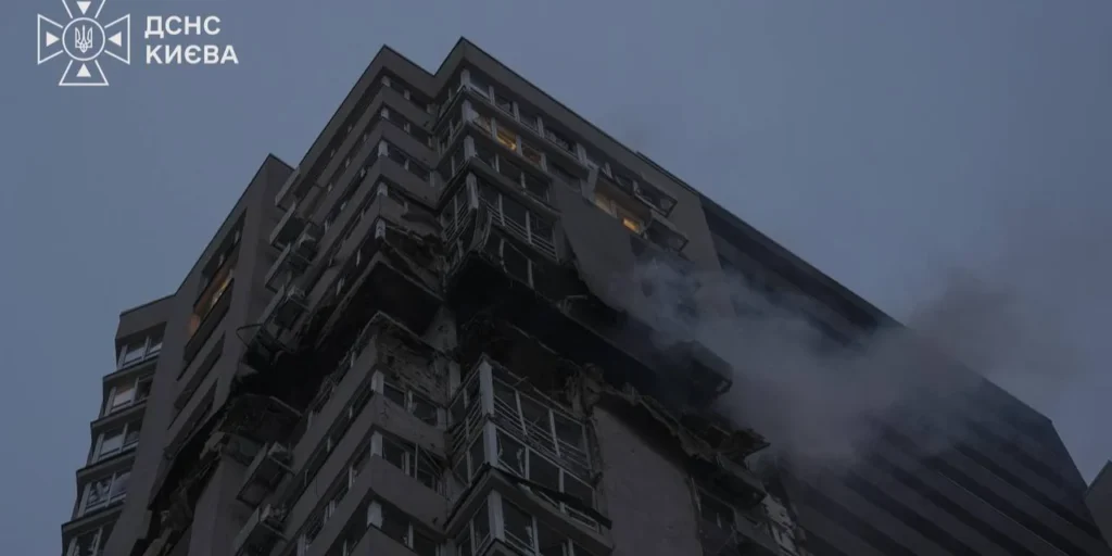 Зруйнований 24-поверховий будинок у Святошинському районі Києва після влучання БпЛА