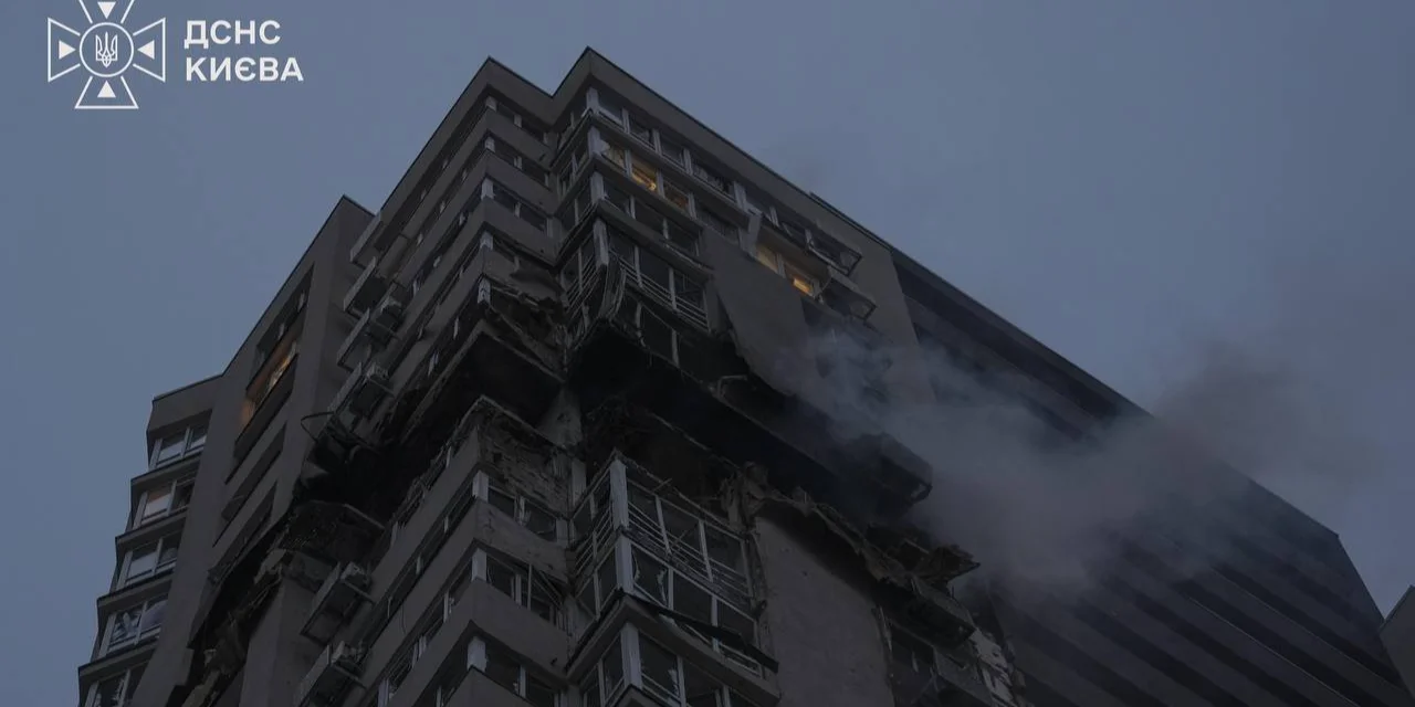 Зруйнований 24-поверховий будинок у Святошинському районі Києва після влучання БпЛА