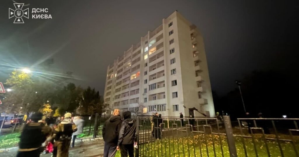 Пошкоджені будівлі після ракетних ударів у Києві