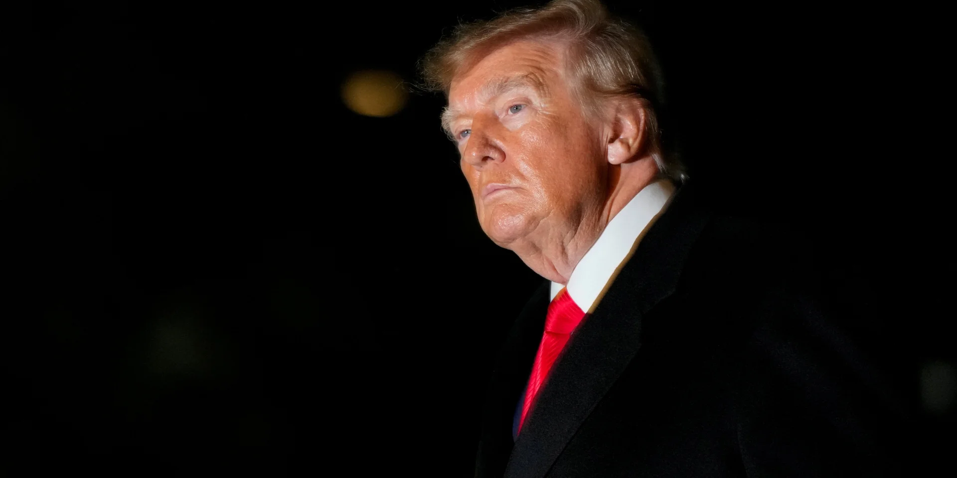 Дональд Трамп звинувачує Україну у відмові від мирної угоди та укладає домовленість з Володимиром Путіним.