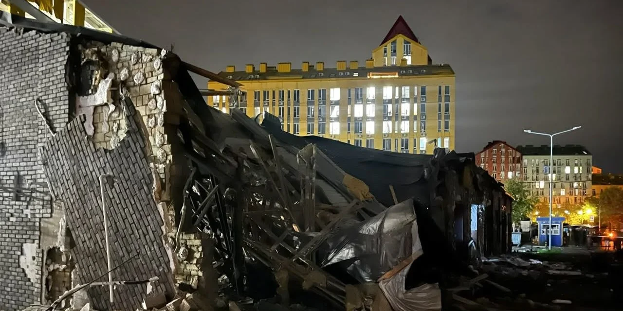 Наслідки атаки на Київ: пошкоджені будівлі та уламки
