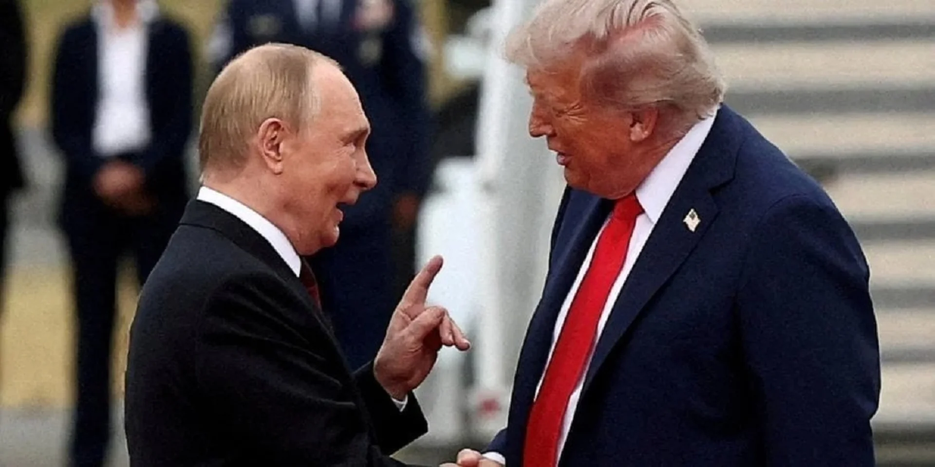 Володимир Путін та Дональд Трамп під час телефонної розмови.