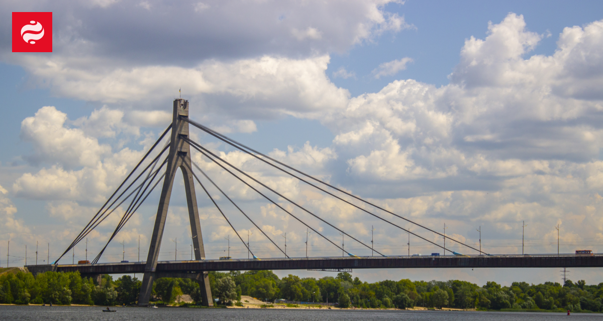 Пошкодження Північного мосту в Києві після влучання